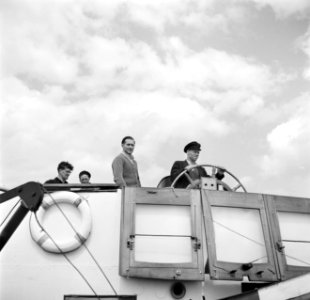 Loods aan het roer van de Damco 230 met linksJan Slijper en 3e v.l. schipper Wi…, Bestanddeelnr 254-1594
