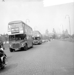 Londense dubbeldeksbussen in Amsterdam, de twee bussen bi het Rijksmuseum, Bestanddeelnr 917-7601