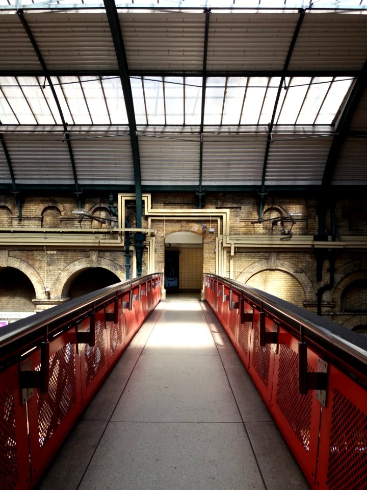 London - Paddington station, bridge over the platforms