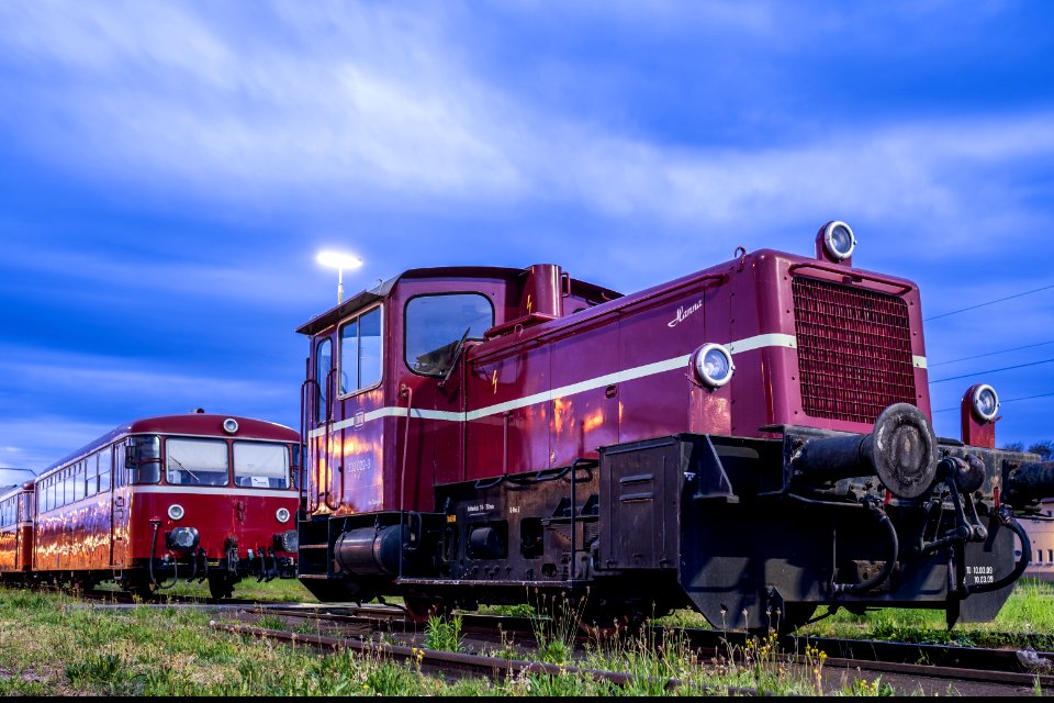 Lok auf dem Bahnbetriebswerk in Tübingen zur blauen Stunde