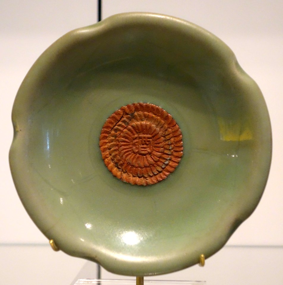 Longquan ware dish, China, Yuan dynasty, c. 1300-1368, glazed porcellanous stoneware - Royal Ontario Museum - DSC04224