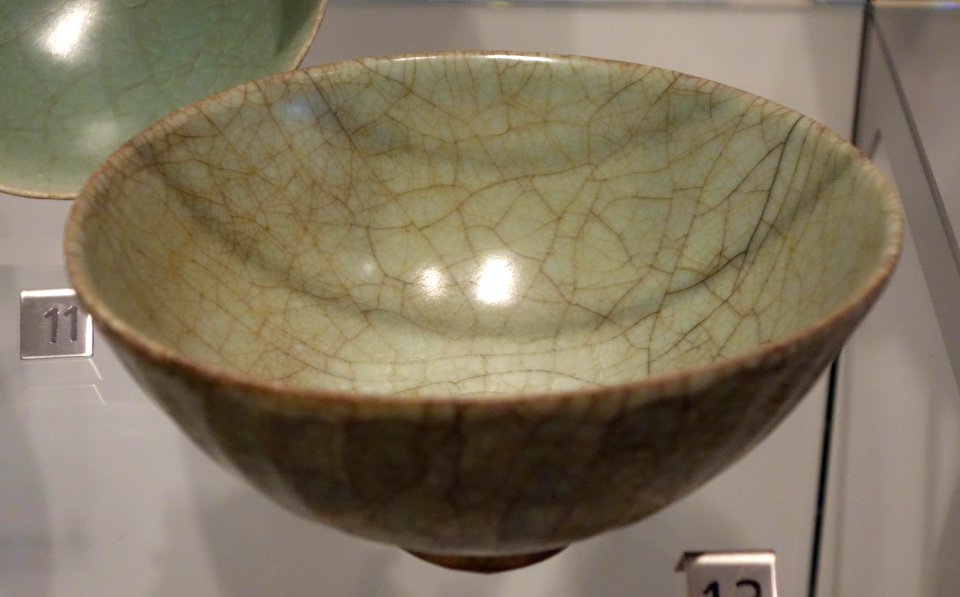 Longquan ware bowl, China, Song dynasty, c. 1135-1279, glazed stoneware - Royal Ontario Museum - DSC04230