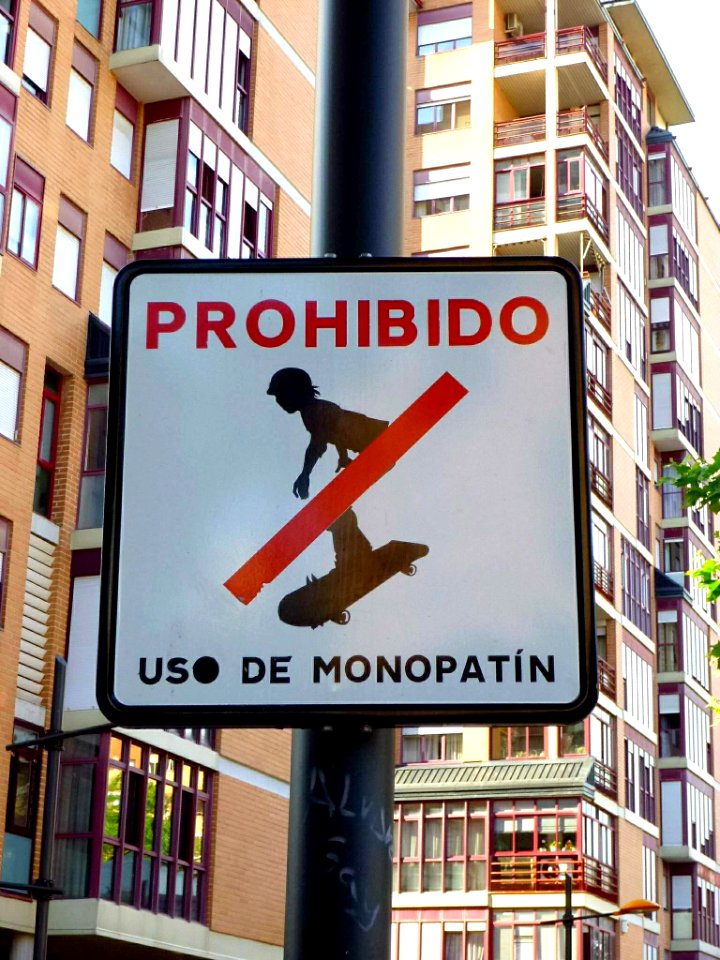 Logroño - Prohibido el uso de monopatín (no skateboarding sign)