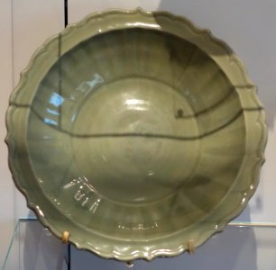 Longquan ware dish, Yuan dynasty, 1271-1368, glazed porcellanous stoneware - Royal Ontario Museum - DSC04157