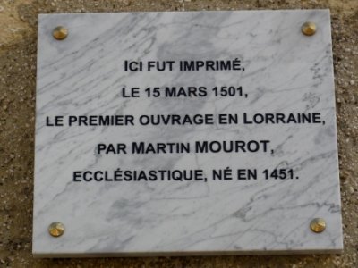Longeville-en-Barrois (Meuse) plaque premier ouvrage imprimé en Lorraine 1501