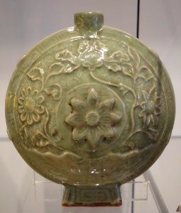 Longquan ware flask, China, Yuan dynasty, 1271-1368, glazed porcellanous stoneware - Royal Ontario Museum - DSC04234