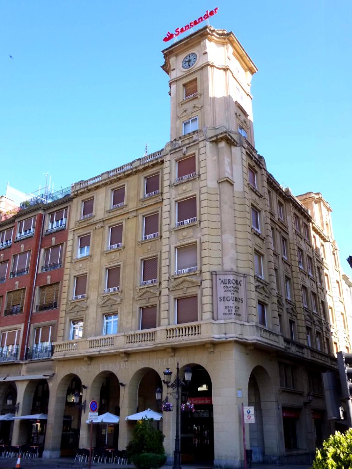 Logroño - Calle del Muro de Francisco de la Mata - Edificio de Seguros Aurora (desde 2013, sede del Banco de Santander) 04