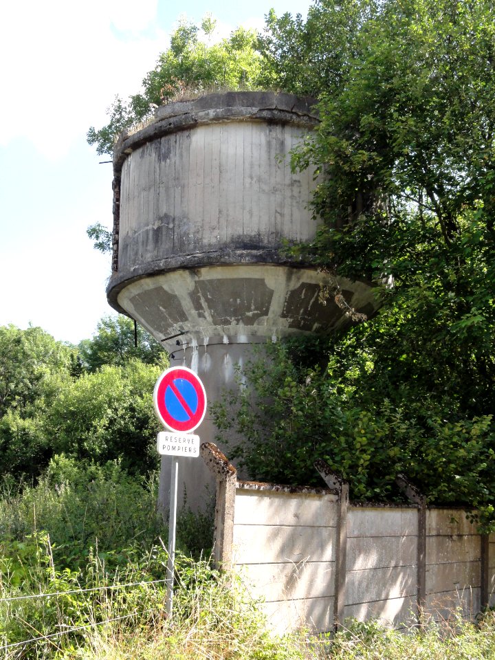 Longuyon (Meurthe-et-M.) château d'eau limite départements