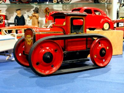 Litho tin toy BW tractor pic2