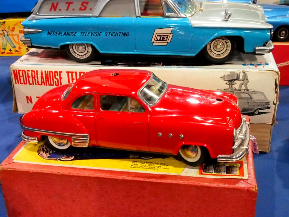 Litho tin toy red Buick