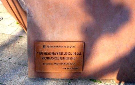Logroño - El Espolón, memorial de las víctimas del terrorismo (Agustín Ibarrola) 01