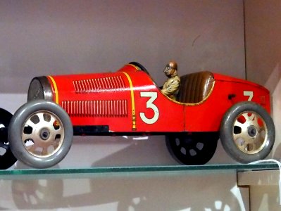 Litho tin toy red Bugatti racecar no3 pic1