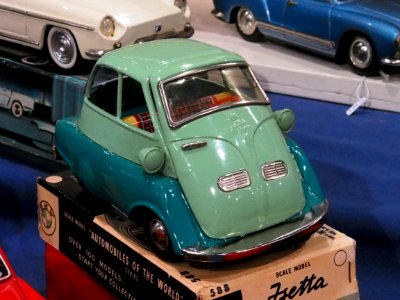 Litho tin toy two tone green BMW Isetta, automobiles of the world series no 588 pic1