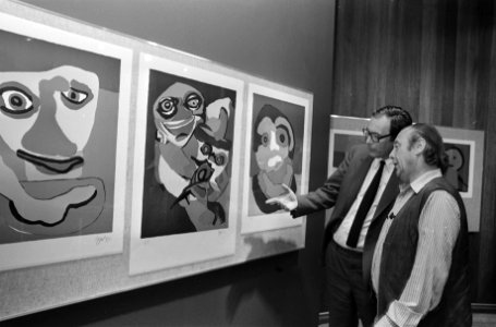 Litho tentoonstelling van Karel Appel in Amstelpark geopend door auteur Bert Sch, Bestanddeelnr 927-2658