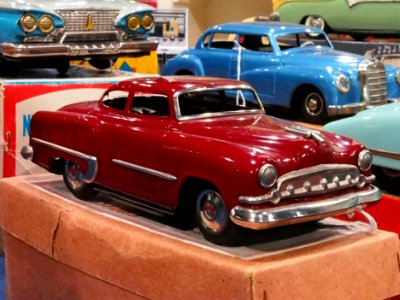 Litho tin toy red american car pic