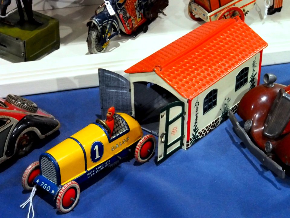 Litho tin toy yellow racecar Galop with garage