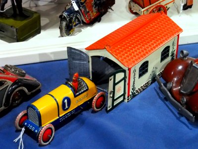 Litho tin toy yellow racecar Galop with garage