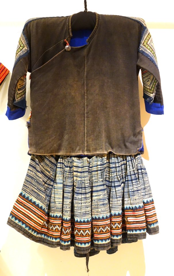 Little girl's costume, Hmong Xanh, Hoa Binh - Vietnamese Women's Museum - Hanoi, Vietnam - DSC04299
