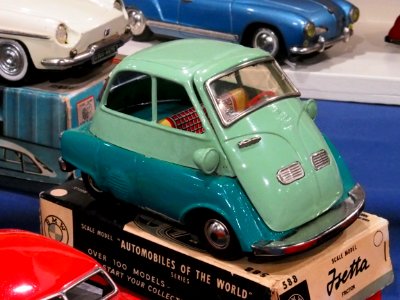 Litho tin toy two tone green BMW Isetta, automobiles of the world series no 588 pic2