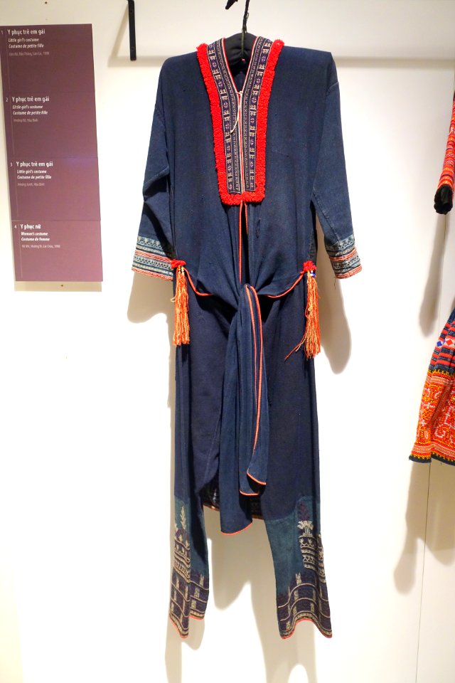 Little girl's costume, Dao Do, Bao Thang, Lao Cai, 1998 - Vietnamese Women's Museum - Hanoi, Vietnam - DSC04294