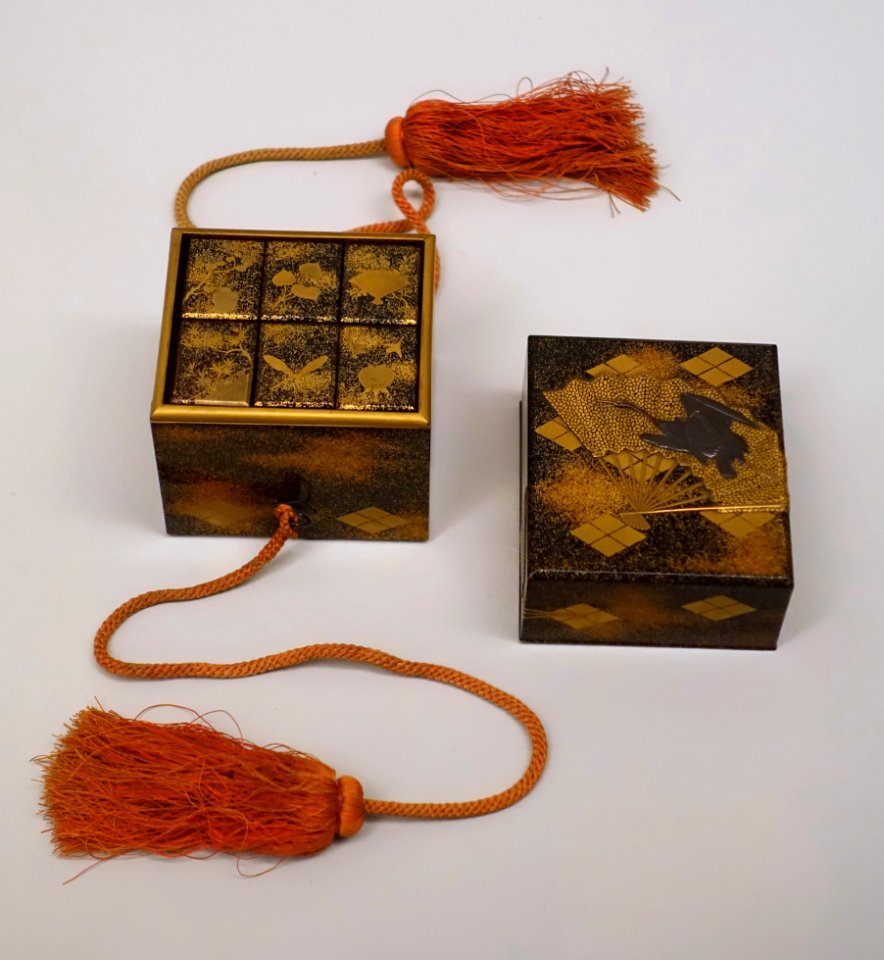 Little boxes with red cord, Japan, Edo period, 1603-1868, wood, black lacquer, maki-e, mother-of-pearl, silk, metal - Linden-Museum - Stuttgart, Germany - DSC03560