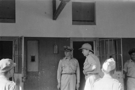 Links S.H. Spoor, rechts H.J. van Mook. Bij een cellencomplex, Bestanddeelnr 6-6-5