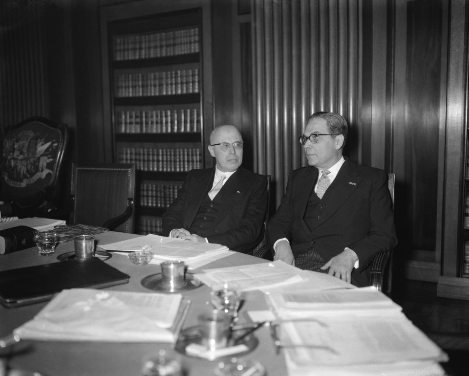 Links Professor dr L J M Beel , mr N Debrot (r), Bestanddeelnr 909-4574