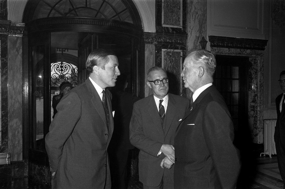 Links prins Claus, midden Mr. Van der Schelle en rechts ir. L. Schepers, Bestanddeelnr 919-6441