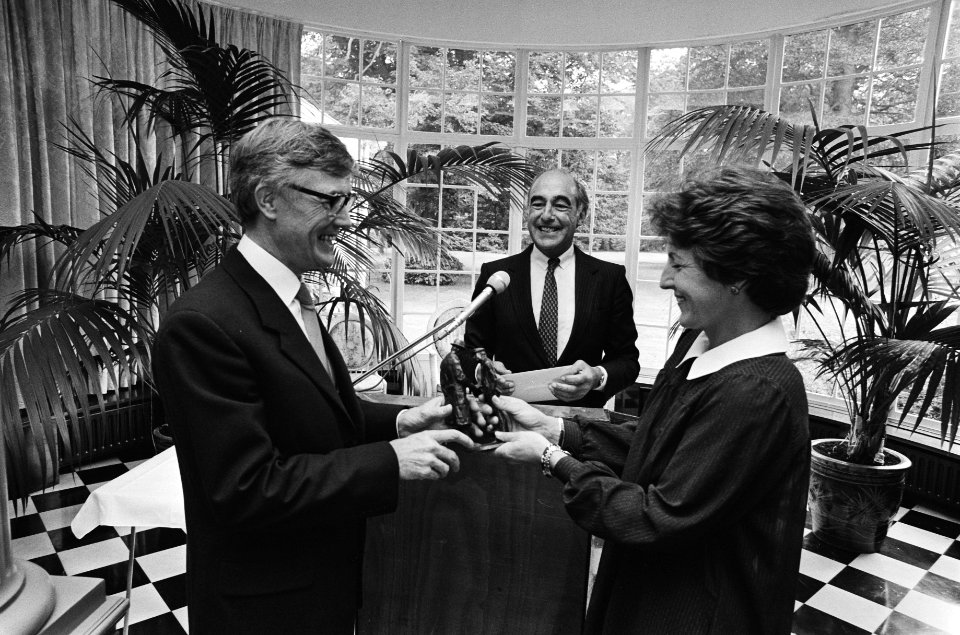 Links prof. dr. Ken Murray, rechts prinses Margriet, Bestanddeelnr 932-6923