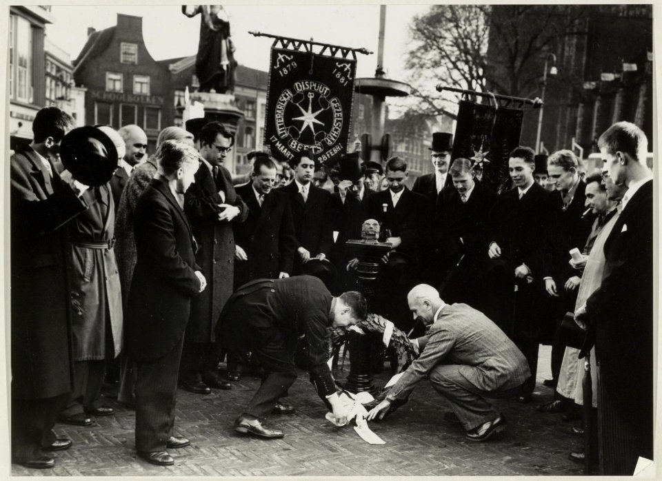 Literair Dispuut Gezelschap Beets op de Grote Markt. Links staat Godfried Bomans. NL-HlmNHA 5411329