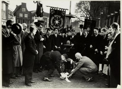 Literair Dispuut Gezelschap Beets op de Grote Markt. Links staat Godfried Bomans. NL-HlmNHA 5411329