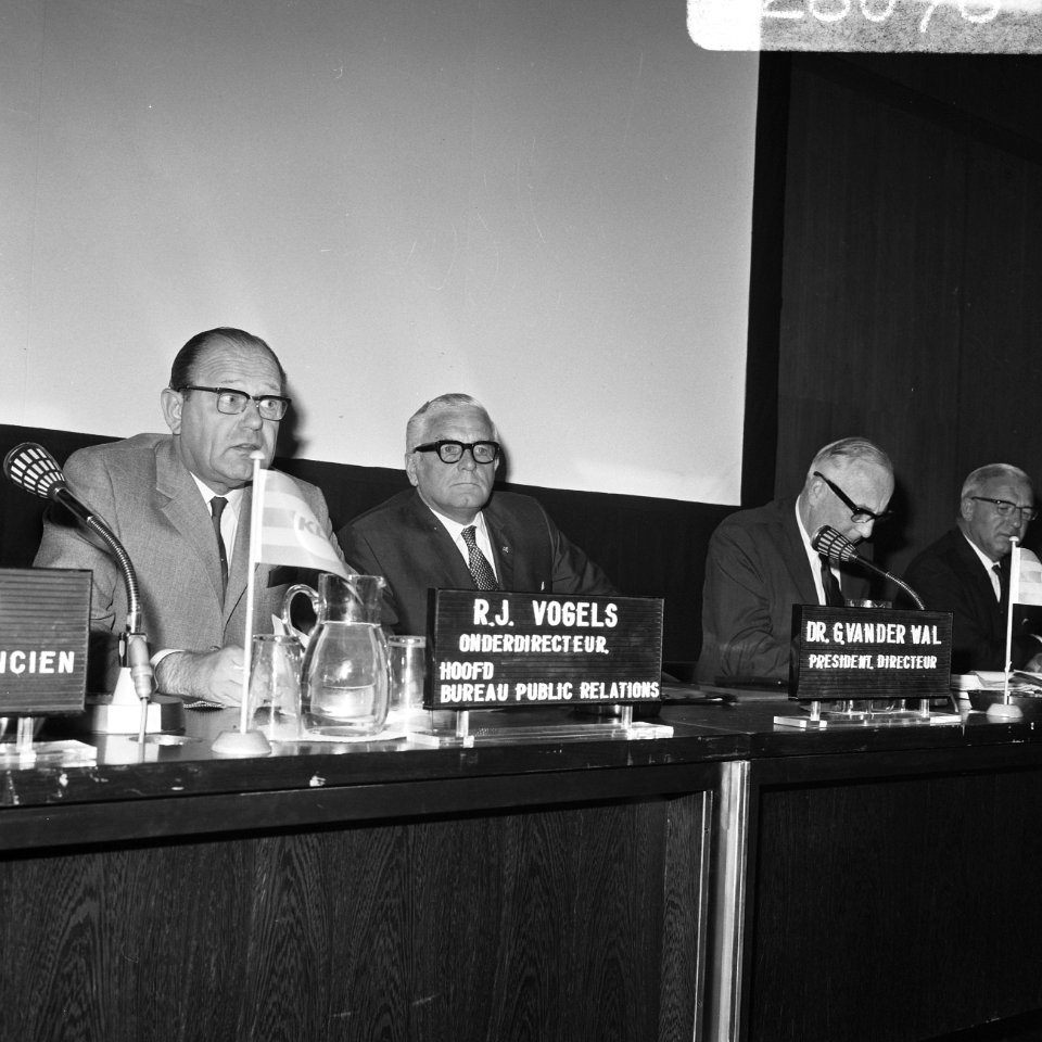 Links R.J. Vogels, onderdirecteur en hoofd bureau Public Relations, en president, Bestanddeelnr 922-6076