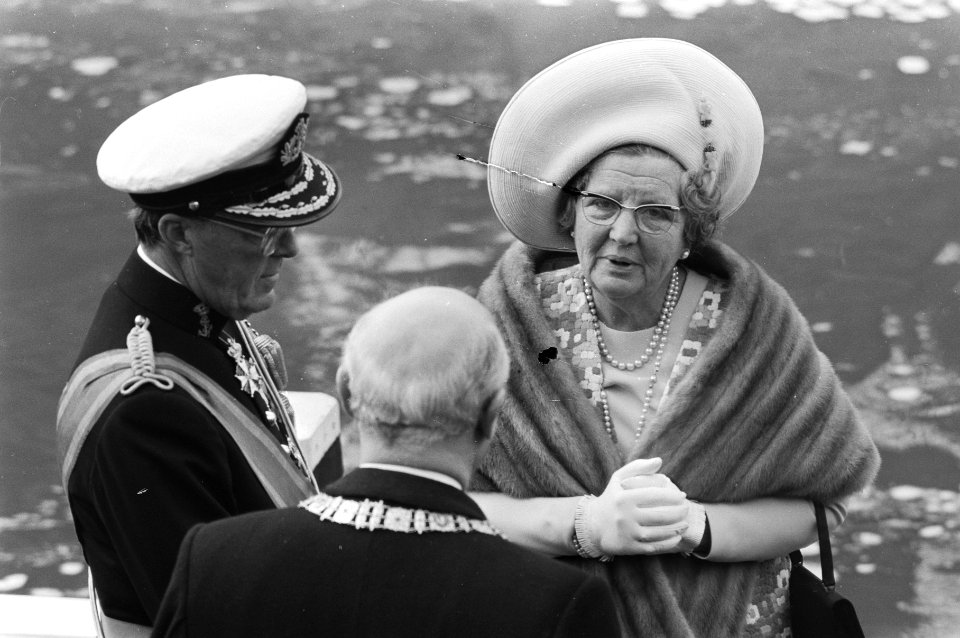 Links prins Bernhard, rechts koningin Juliana, Bestanddeelnr 924-4503
