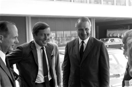 Links Prins Claus en rechts ambassadeur Middendorf van de VS, Bestanddeelnr 922-6267
