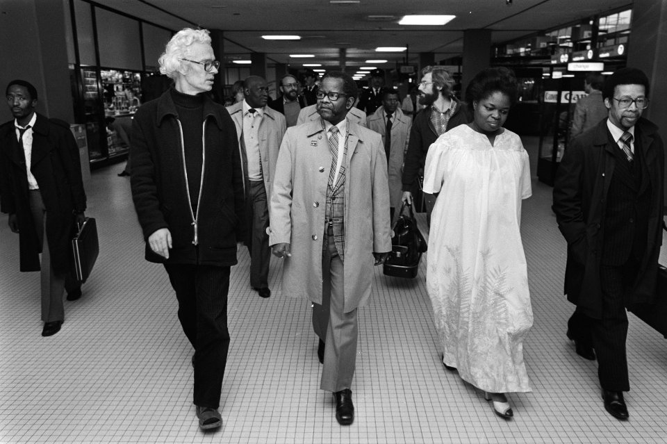 Links Sietse Bosgra (Comité Zuidelijk Afrika), rechts Grace Colemen, de Ghanese , Bestanddeelnr 931-7460