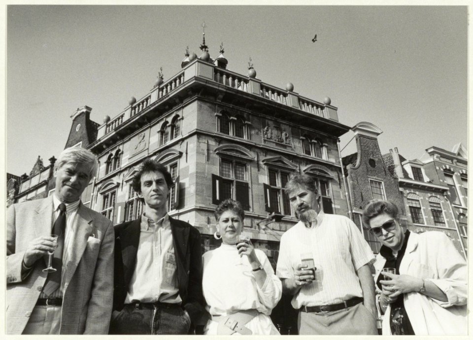 Literaire instuif 1990 met v.l.n.r. Pieter Kuyk, Bert Sliggers, Yvonne Koldewijn, Rob Smit en Gerdi Gunst proostend voor de Waag. NL-HlmNHA 54031711
