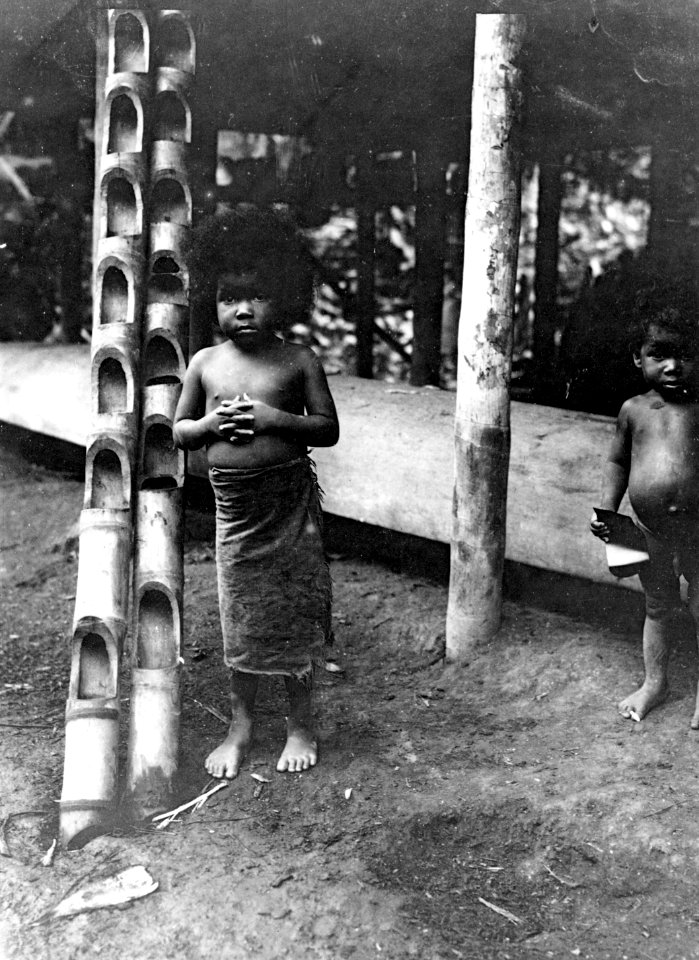 Liten flicka tillhörig familjen i foto 004195. Fadern indian modern negress. Rio Puricha. Colombia - SMVK - 004196