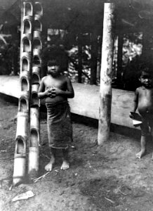 Liten flicka tillhörig familjen i foto 004195. Fadern indian modern negress. Rio Puricha. Colombia - SMVK - 004196