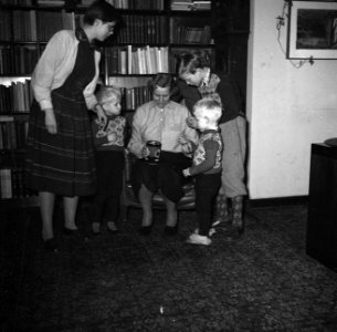 Lis Groes met 4 van haar kinderen, vermoedelijk v.l.n.r. Mette, Thyge, Eske en U, Bestanddeelnr 252-8999 photo