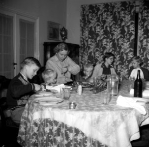 Lis Groes zittend aan tafel met haar gezin, Bestanddeelnr 252-8991
