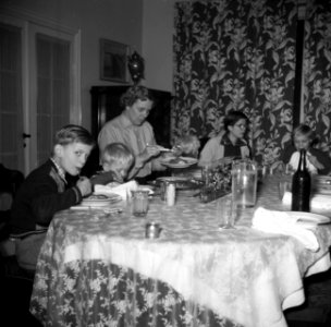 Lis Groes zittend aan tafel met haar gezin, Bestanddeelnr 252-8990