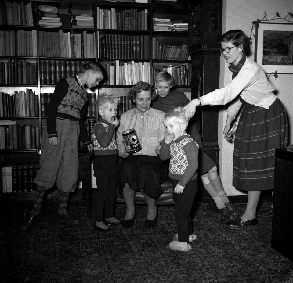 Lis Groes met 5 van haar kinderen, vermoedelijk v.l.n.r. Uffe, Thyge, Birte, Esk, Bestanddeelnr 252-9000