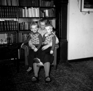 Lis Groes met twee van haar kinderen, vermoedelijk Thyge en Eske, op schoot, Bestanddeelnr 252-8997