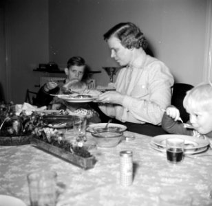 Lis Groes zittend aan tafel met haar gezin, Bestanddeelnr 252-8993 photo