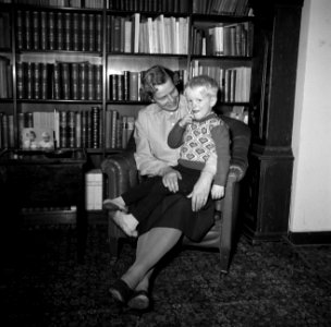 Lis Groes met één van haar kinderen, vermoedelijk Eske, op schoot, Bestanddeelnr 252-8996