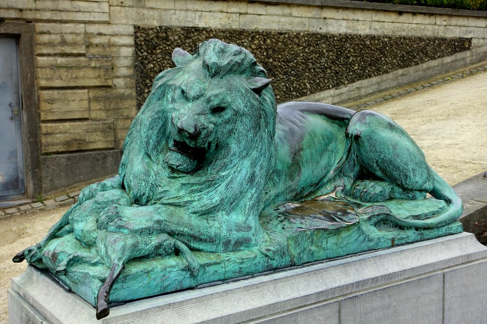 Lion and Small Goat by Charles Samuël - Botanical Garden of Brussels - Brussels, Belgium - DSC06795