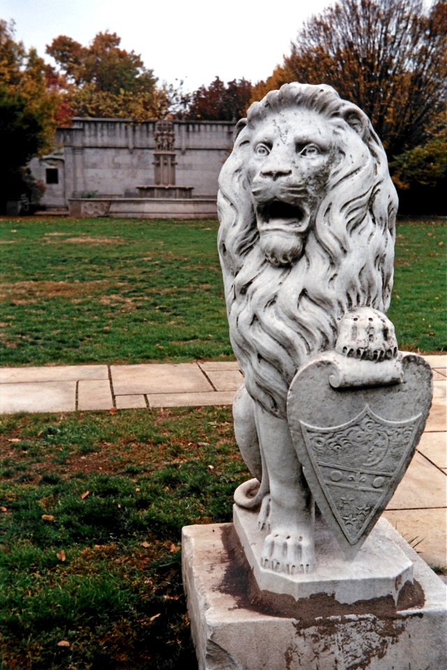 Lion, Mellon Park, 2008-11-02, 02