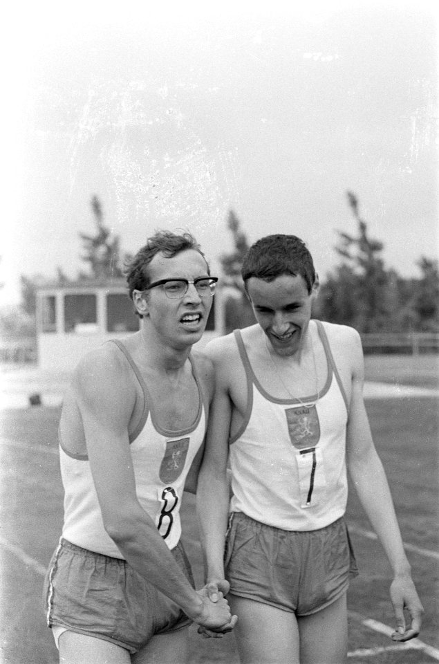 Links Rijn van den Heuvel (1) en rechts Fred van Herpen (2) op de 400m, Bestanddeelnr 920-4943