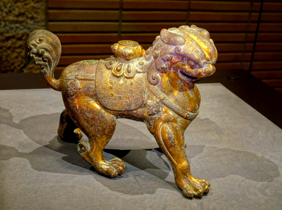 Lion, China, Five Dynasties period to Liao dynasty, 900s AD, gilt bronze - Tokyo National Museum - Tokyo, Japan - DSC08757