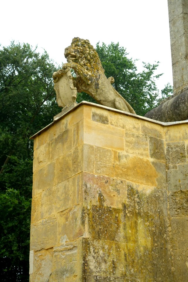 Lion - Lord Cobham's Pillar, Stowe - Buckinghamshire, England - DSC07928